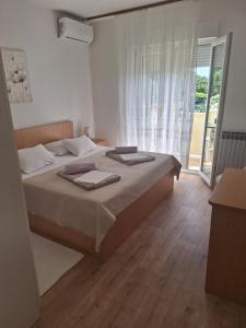 Postel nebo postele na pokoji v ubytování Apartments and rooms with parking space Palit, Rab - 22221