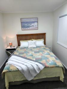 Gambar di galeri bagi Pristine home step to transit di Auckland