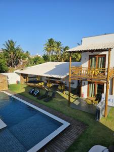 a house with a swimming pool next to a house at Kanto do Chico in Icaraí
