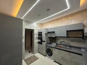 Il comprend une cuisine équipée d'un lave-linge et d'un sèche-linge. dans l'établissement Twin House in El patio Zahraa, à Sheikh Zayed