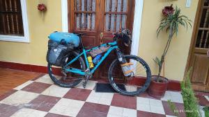 a blue bike parked in front of a door at Casa El Capulí in Cajamarca