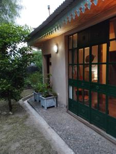 a house with a green door and some plants at Solar de Fanny in Cordoba