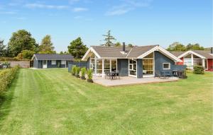 una casa con un ampio cortile di Holiday Home Vemmingbund Strandvej Broager I a Broager