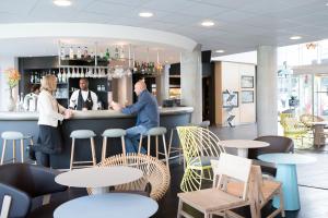 Novotel Suites Lille Europe tesisinde lounge veya bar alanı