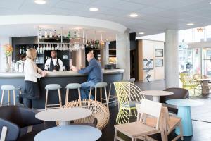 เลานจ์หรือบาร์ของ Novotel Suites Lille Europe