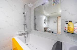 Koupelna v ubytování Soop Hotel