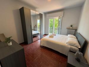 a bedroom with a bed and a large mirror at Adua Residence in Vezzo