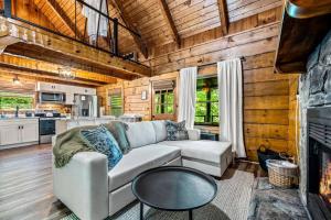 una sala de estar con un sofá y una mesa en Relaxing Escape, en Pigeon Forge
