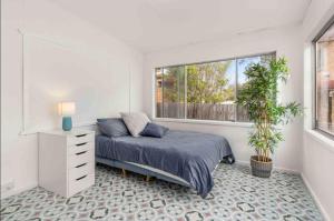 un dormitorio con una cama y una ventana en Sea Breeze Escape - Pet-Friendly Escape - Book 3, Pay for 2!, en Greenwell Point