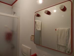 - Baño con espejo y toalla en Locanda Trattoria Caffè Cavour, en Cittadella