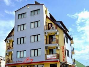 um edifício branco e amarelo com um sinal nele em Ring Hotel em Blagoevgrad