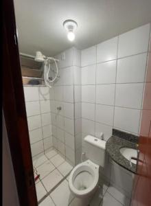 Ένα μπάνιο στο Apartamento de condomínio no Aririzal, com tudo dentro