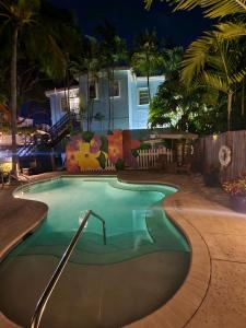 Una piscina en un resort por la noche en Duval Street Suite overlooking Duval w parking and pool, en Key West