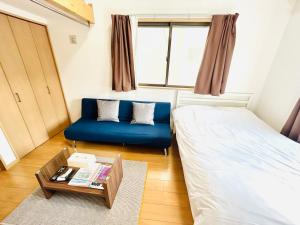 Postel nebo postele na pokoji v ubytování Tokyo Enjoy Hotel