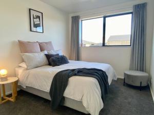 Postel nebo postele na pokoji v ubytování Luxurious Twizel Escape