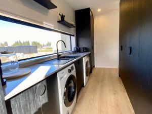 Kuchyň nebo kuchyňský kout v ubytování Luxurious Twizel Escape