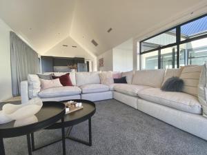 Posezení v ubytování Luxurious Twizel Escape