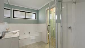 un baño con ducha y lavabo en Anchored on Capes Upstairs, en Lakes Entrance 15 fotos más