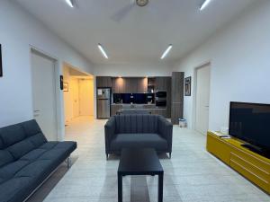 Dapur atau dapur kecil di By The Sea Direct Seaview n Pool view#B53