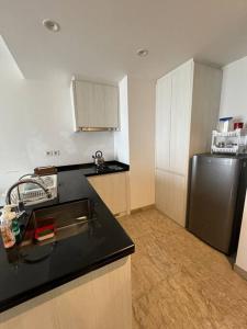 Kuchyň nebo kuchyňský kout v ubytování 1BR with 3Beds BRANZ BSD Premium apt ICE and Prasmul - no facility