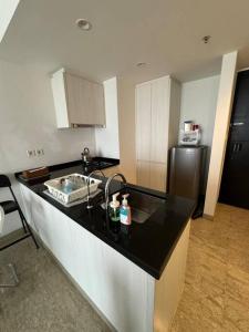 Kuchyň nebo kuchyňský kout v ubytování 1BR with 3Beds BRANZ BSD Premium apt ICE and Prasmul - no facility