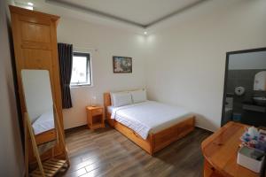 Postel nebo postele na pokoji v ubytování Arya Hotel Dalat