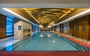 una grande piscina in un edificio di 张家口云顶大酒店 a Chongli