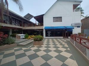a building with a checkered floor in a courtyard at Confortable y Central Habitación a 1 cuadra de la playa Unisanandres 9A in San Andrés