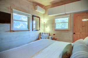 - une chambre avec un lit blanc et 2 fenêtres dans l'établissement The Zen Den Peaceful Cottage with Mountain Views, à Banner Elk