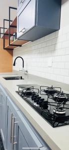 Кухня или мини-кухня в Maravilhoso apartamento na orla da Barra da Tijuca
