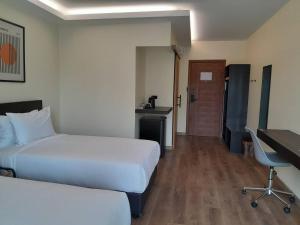 J2 Hotel客房内的一张或多张床位