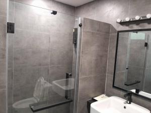 J2 Hotel的一间浴室