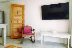 TV a/nebo společenská místnost v ubytování Babylon Beach Villa 2