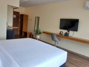 J2 Hotel的电视和/或娱乐中心