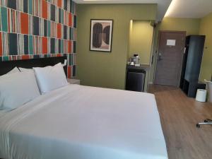J2 Hotel客房内的一张或多张床位
