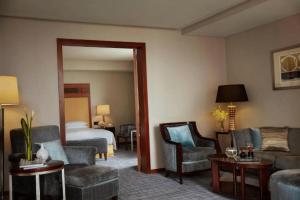 Uma cama ou camas num quarto em Renaissance Wuhan Hotel