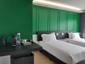 J2 Hotel客房内的一张或多张床位