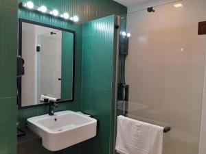 J2 Hotel的一间浴室