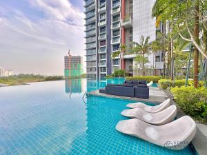 Πισίνα στο ή κοντά στο Grand Medini Residence Nusajaya by Stayrene