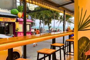 - un bar avec vue sur la plage et l'océan dans l'établissement The Lodge Jomtien 7, à Jomtien Beach