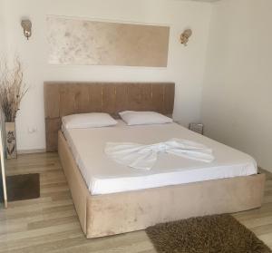 Postel nebo postele na pokoji v ubytování YANNIS GUEST HOUSE