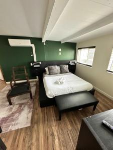 Postel nebo postele na pokoji v ubytování Special Studio in Center of San Diego