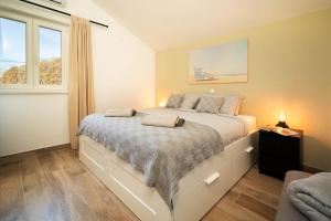 Katil atau katil-katil dalam bilik di Casa Dorella in peaceful location with a sea view