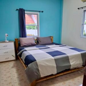 En eller flere senge i et værelse på 2 bedroom bungalow Nai Harn 4 Resort + 32 billeder