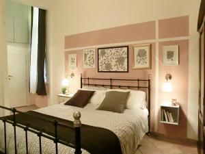 ローマにあるMagenta Collection Del Grandeのベッドルーム1室(大型ベッド1台、ランプ2つ付)