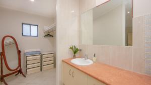 Ένα μπάνιο στο Shadows On Convent +11 φωτογραφίες