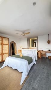 Postel nebo postele na pokoji v ubytování Mantra Wellness Center
