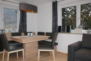 - une salle à manger avec une table et des chaises en bois dans l'établissement Appartement Krepper, à Erpfendorf