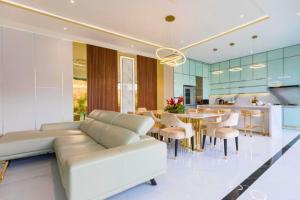 Una sala de estar con un sofá y un comedor. en Lashana 3 BR Private Pool Villa ZN221, en Legian