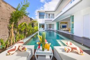 una villa con piscina y una casa en Lashana 3 BR Private Pool Villa ZN221, en Legian